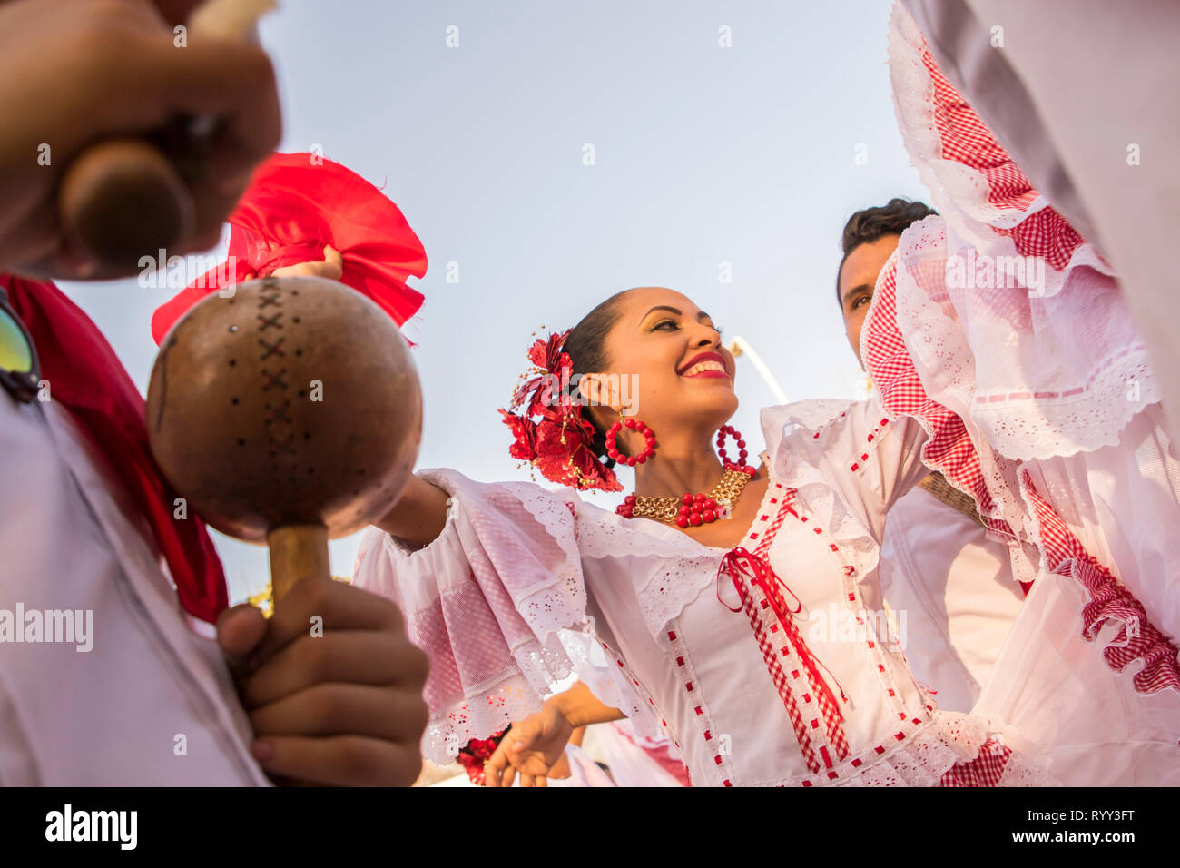 Paar tanzen Cumbia. Karneval Sonntag feiert die große Parade der Tradition und Folklore, eine Parade, die nur traditionelle folkloristische Gruppen, cumbiam Stockfoto