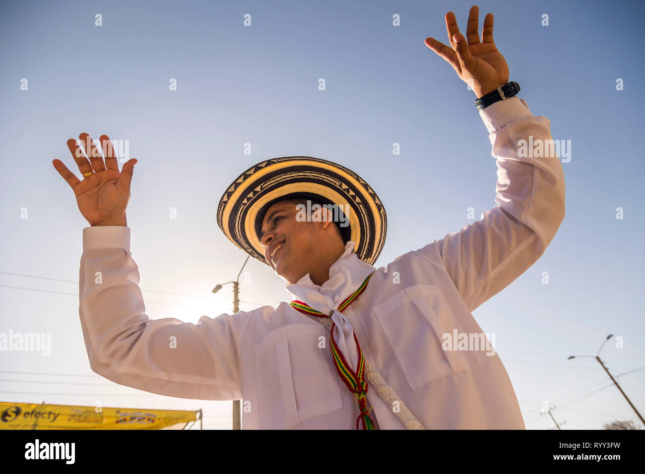 Junger Mann tanzen Cumbia. Karneval Sonntag feiert die große Parade der Tradition und Folklore, eine Parade, die nur traditionelle folkloristische Gruppen, cumb Stockfoto