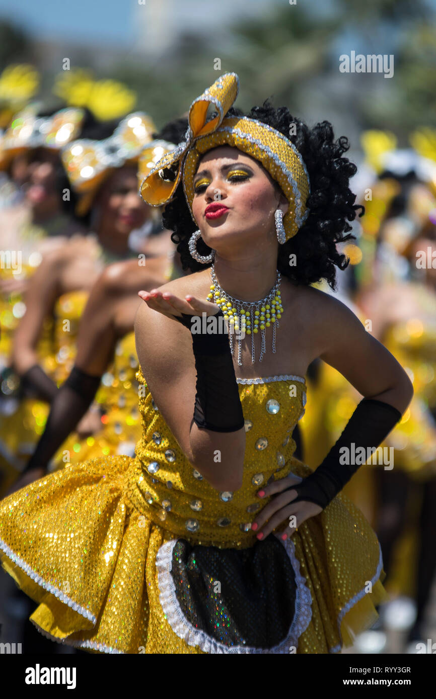 Mädchen dancingThe Schlacht der Blumen ist eine Veranstaltung, die am Samstag im Karneval dauert. Es ist ein Umzug mit Wagen, comparsas, cumbiambas, Folkloregruppen Stockfoto