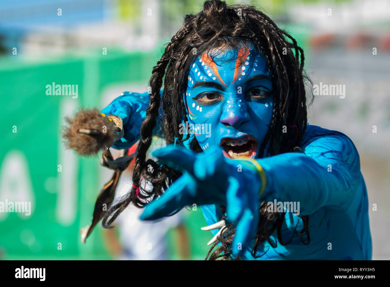 Boy als ein Zeichen im Film Avatar getarnt. Die Schlacht der Blumen ist eine Veranstaltung, die am Samstag im Karneval dauert. Es ist ein Umzug mit Wagen Stockfoto