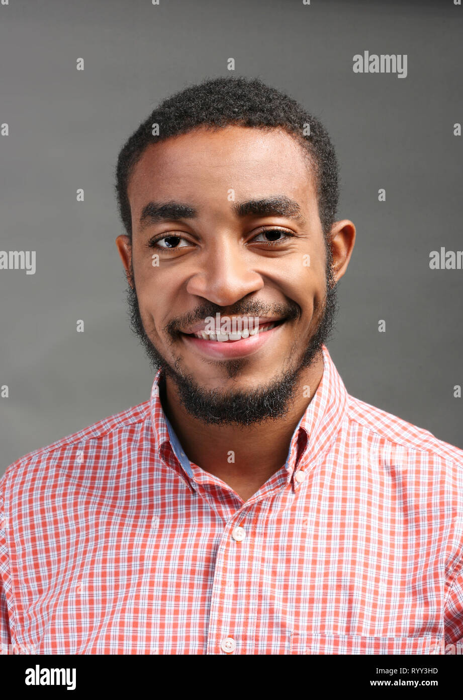Gerne hübsch Lächeln Hellhäutige nigerianischen Mann Stockfoto