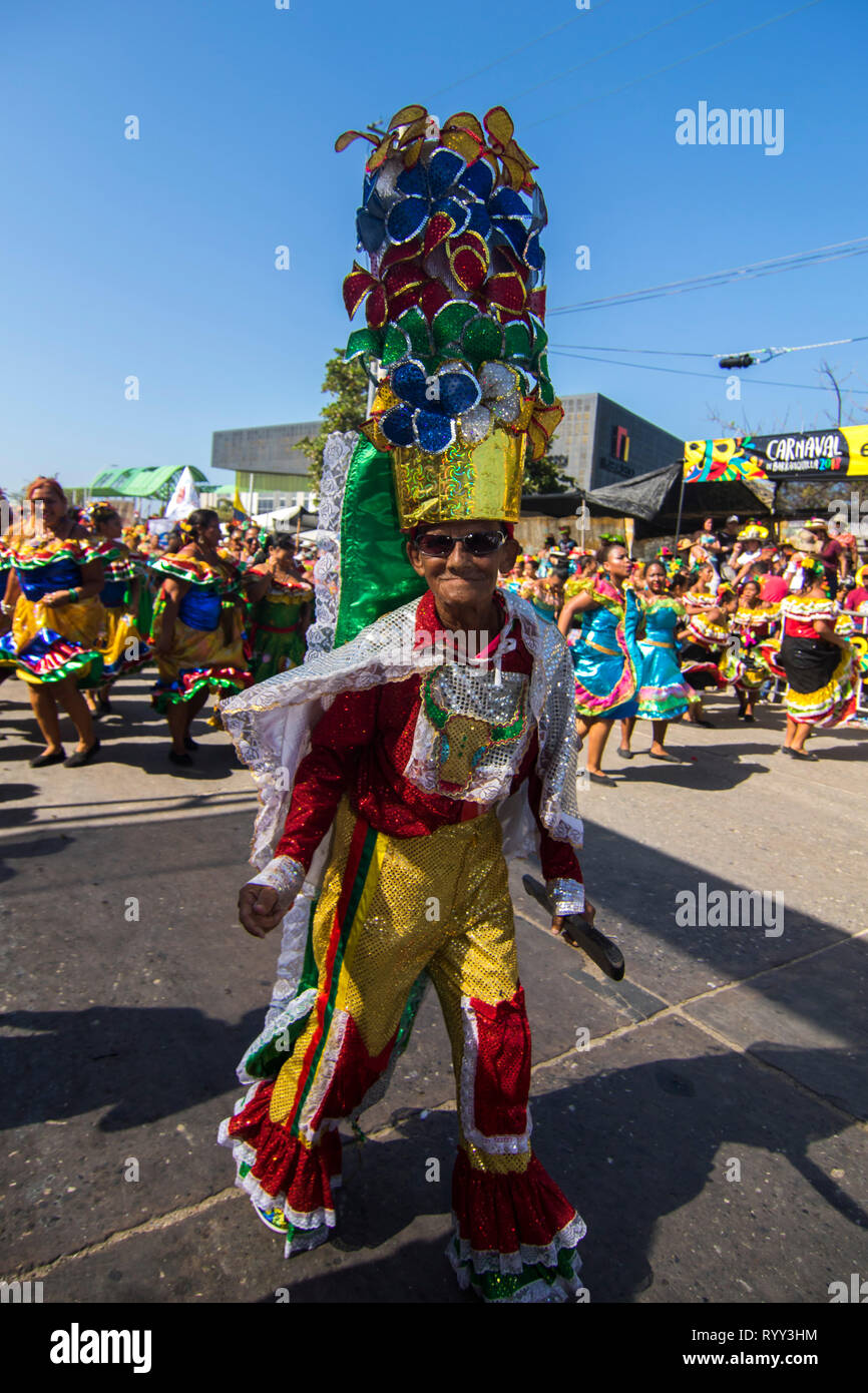 Mann verkleidet in der Demokratischen Republik Kongo Kostüm. Die Schlacht der Blumen ist ein Ereignis, findet am Samstag der Karneval. Es ist ein Umzug mit Wagen, comparsas, cumbiamb Stockfoto
