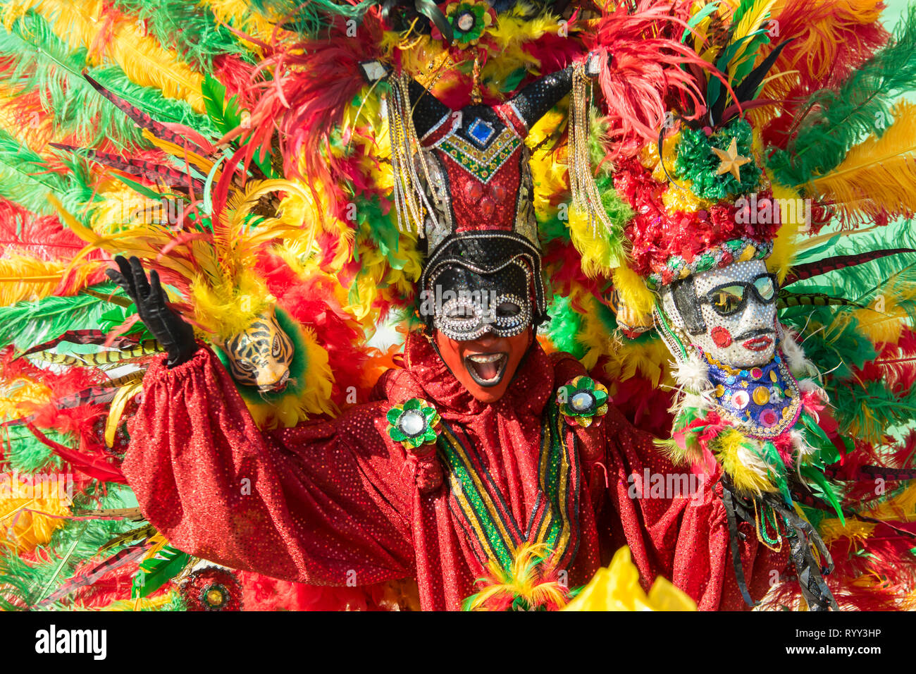 Mann verkleidet in Karneval Kostüm. Die Schlacht der Blumen ist eine Veranstaltung, die am Samstag im Karneval dauert. Es ist ein Umzug mit Wagen, comparsas, cumb Stockfoto