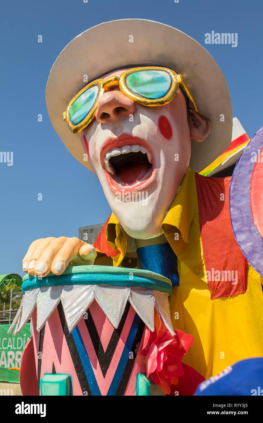 Schweben. Die Schlacht der Blumen ist eine Veranstaltung, die am Samstag im Karneval dauert. Es ist ein Umzug mit Wagen, comparsas, cumbiambas, Folkloregruppen dan Stockfoto