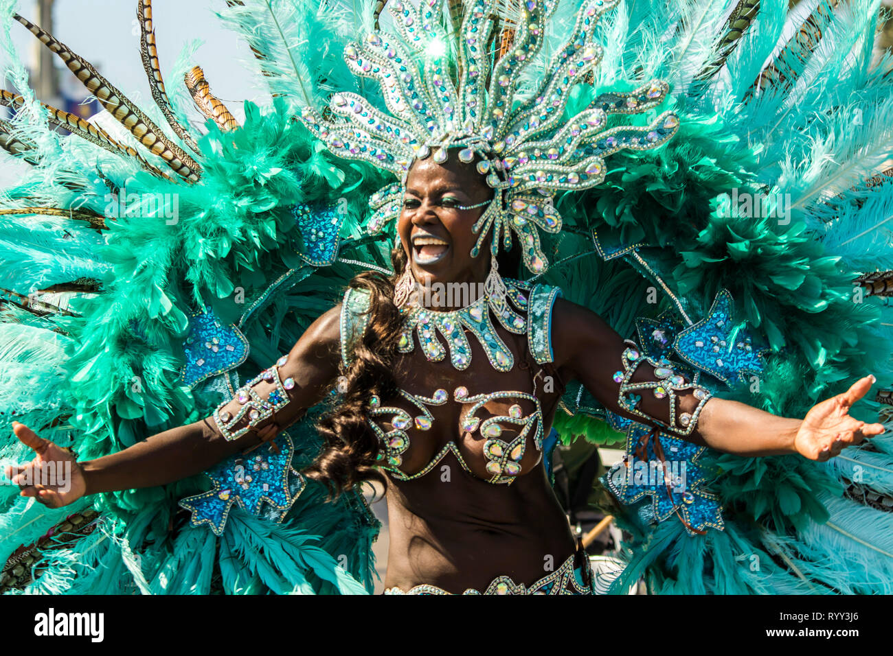 Frau gekleidet in Karneval Kostüm. Die Schlacht der Blumen ist eine Veranstaltung, die am Samstag im Karneval dauert. Es ist ein Umzug mit Wagen, comparsas, Cu Stockfoto