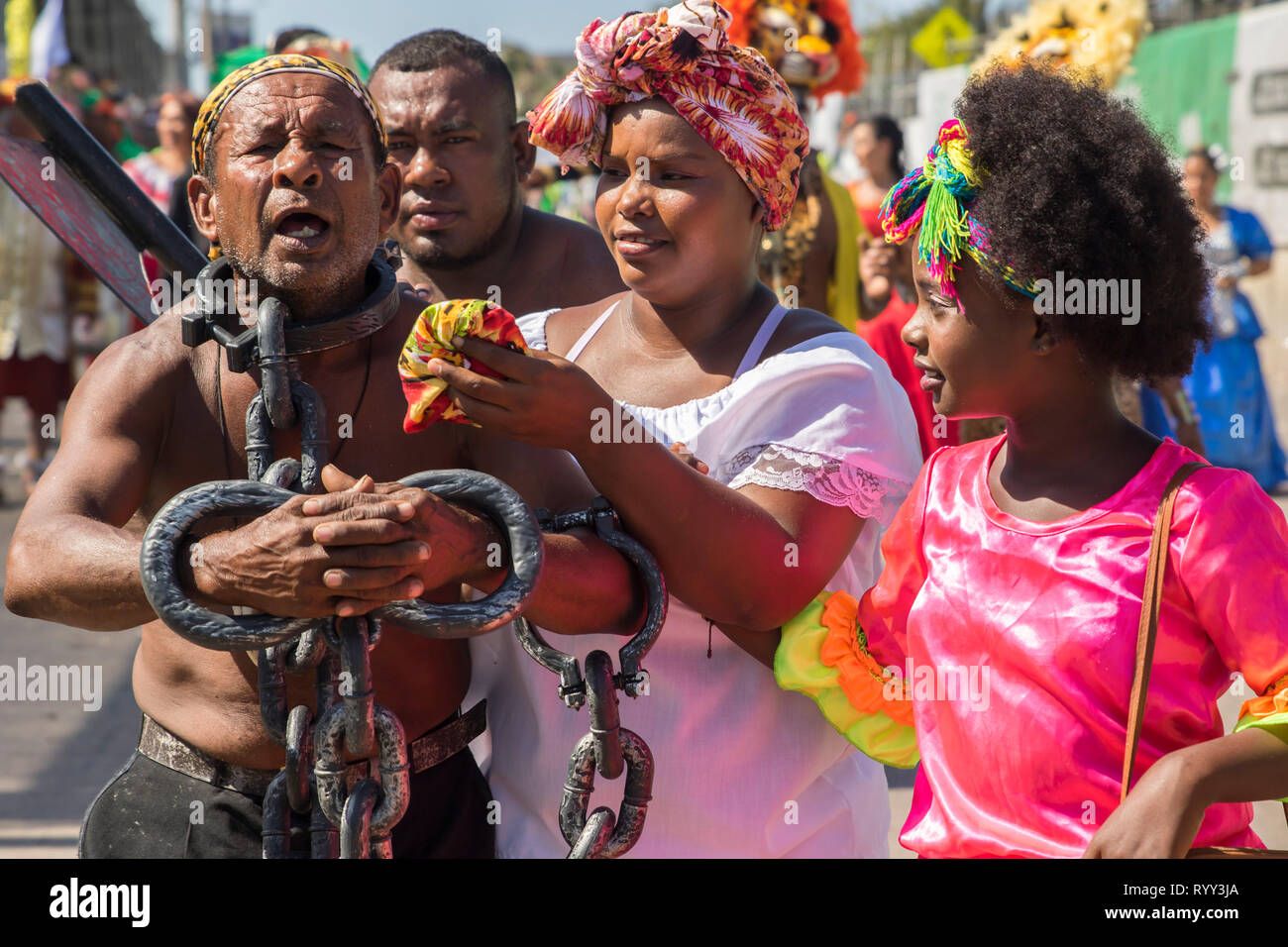 Der Mensch als ein afrikanischer Sklave verkleidet. Die Schlacht der Blumen ist eine Veranstaltung, die am Samstag im Karneval dauert. Es ist ein Umzug mit Wagen, comparsas, Cu Stockfoto