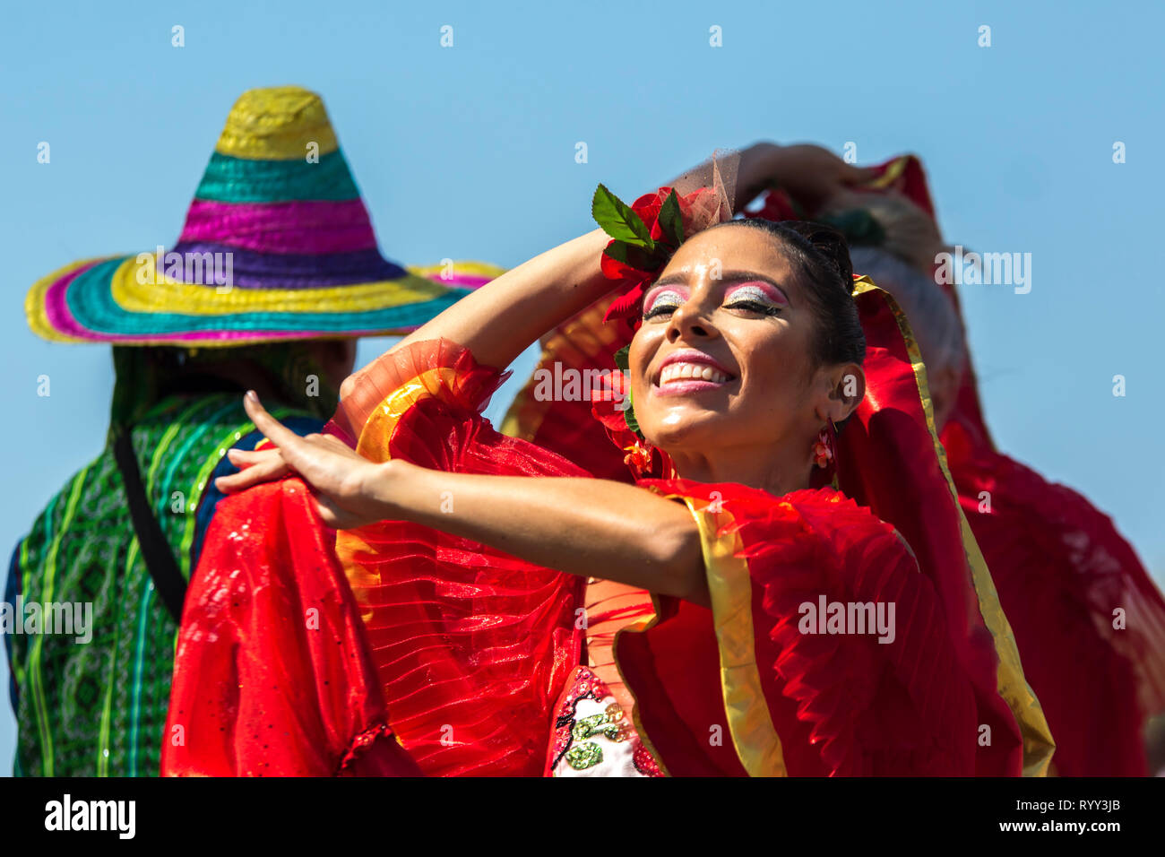 Mädchen tanzen Cumbia. Die Schlacht der Blumen ist eine Veranstaltung, die am Samstag im Karneval dauert. Es ist ein Umzug mit Wagen, comparsas, cumbiambas, folk Stockfoto