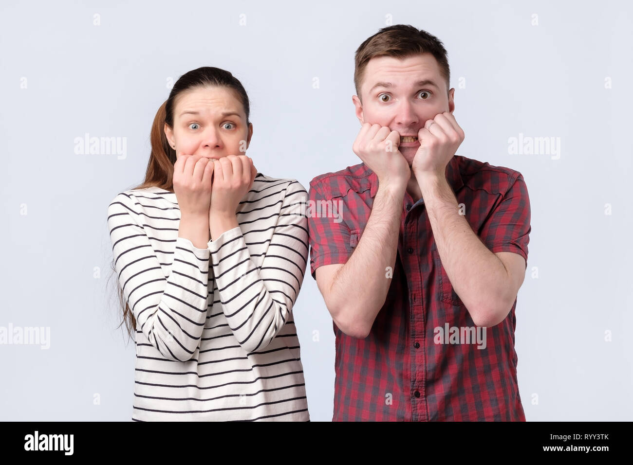 Erschrocken jungen europäischen Mann und Frau. Mimik Konzept. Stockfoto