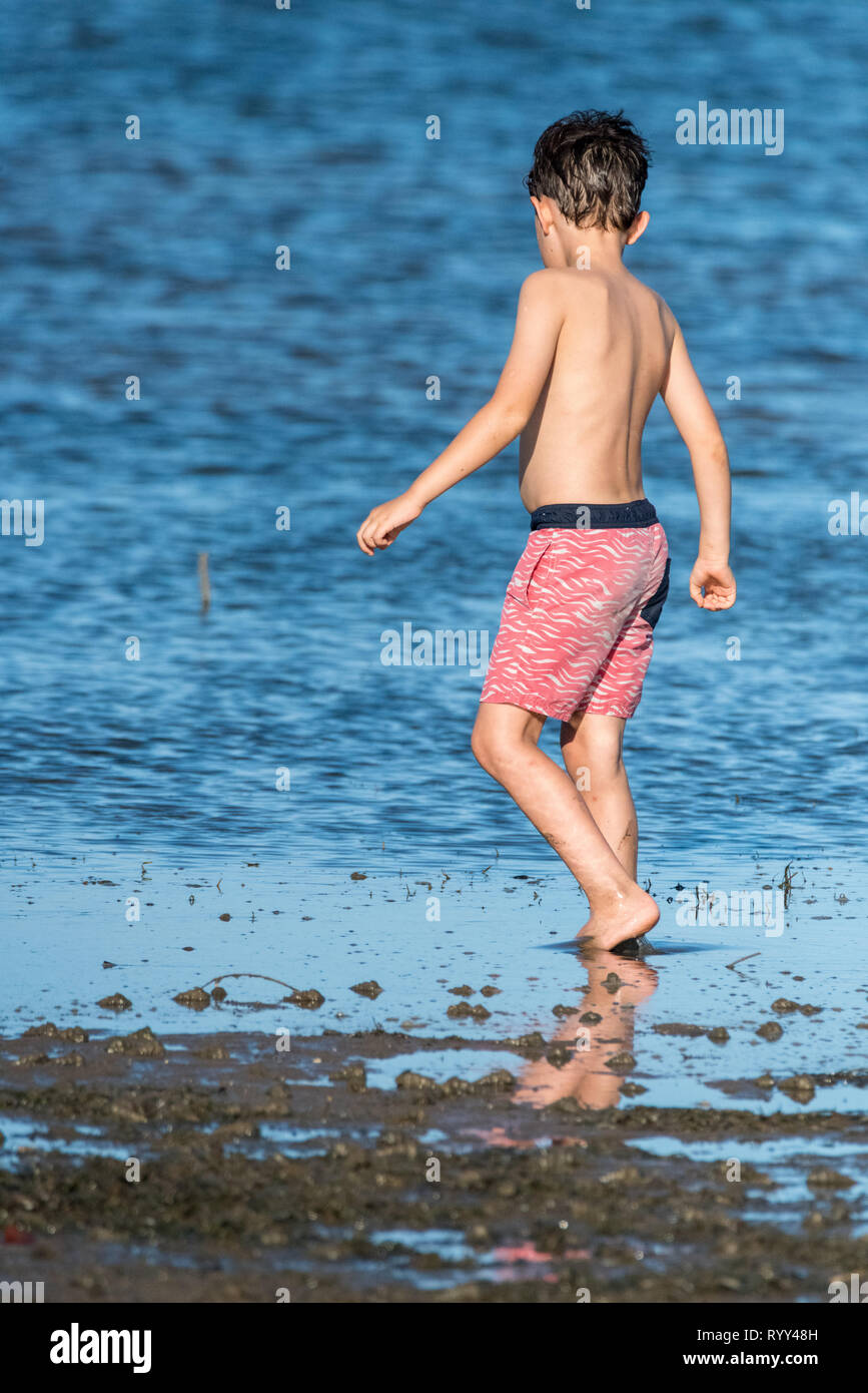 Junge durch das Meer Stockfoto