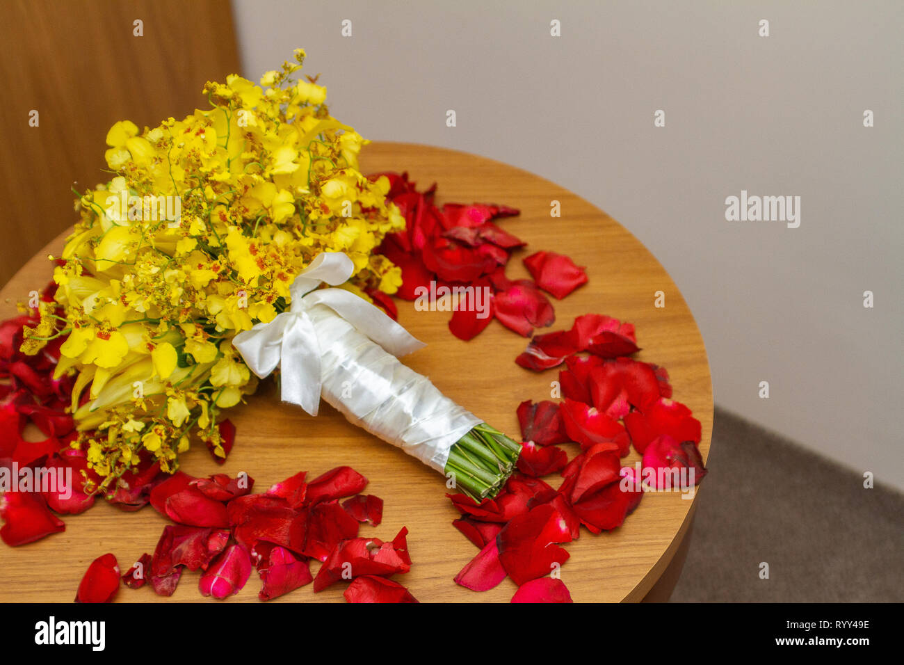 Gelbe wedding bouquet über den Tisch mit roten Blütenblätter Rosen - Wedding Bouquet - Bild Stockfoto