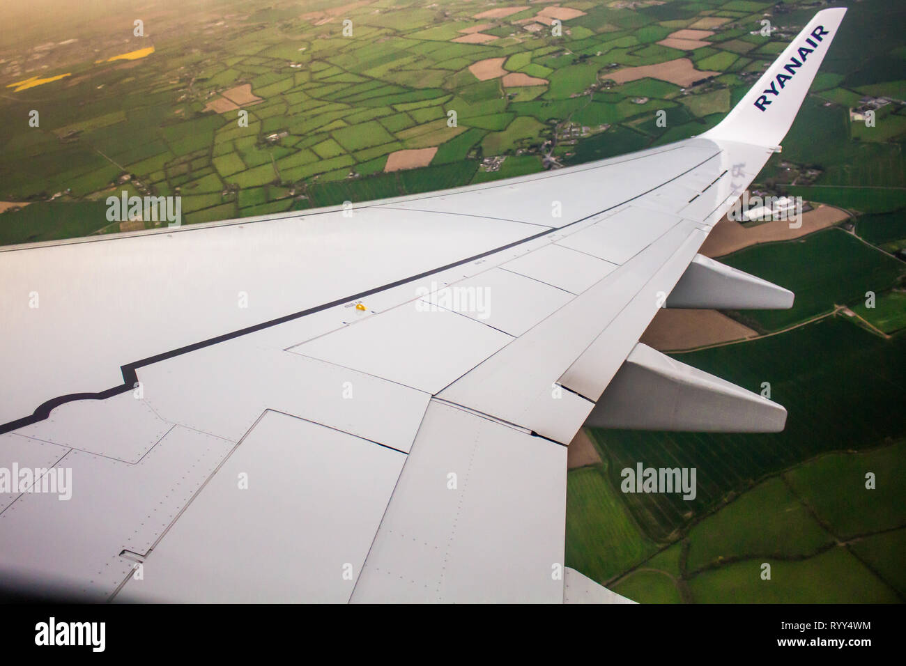 DUBLIN IRLAND 23 APRIL 2017 Ryanair Logo im Flügel des Flugzeugs mit Himmel als Hintergrund Ryanair hat Billigflieger in Europa 4 Stockfoto