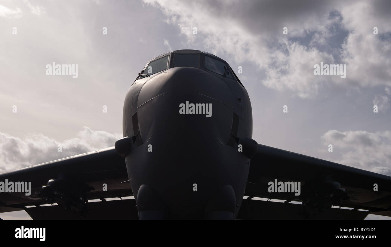 A B-52 Stratofortress bereitgestellt von Barksdale Air Force Base, La., sitzt auf dem Flug Linie an RAF Fairford, England, 14. März 2019. B-52s große Nutzlasten von Präzision ordnance über lange Strecken liefern kann. (U.S. Air Force Foto von Flieger 1. Klasse Tessa B. Corrick) Stockfoto