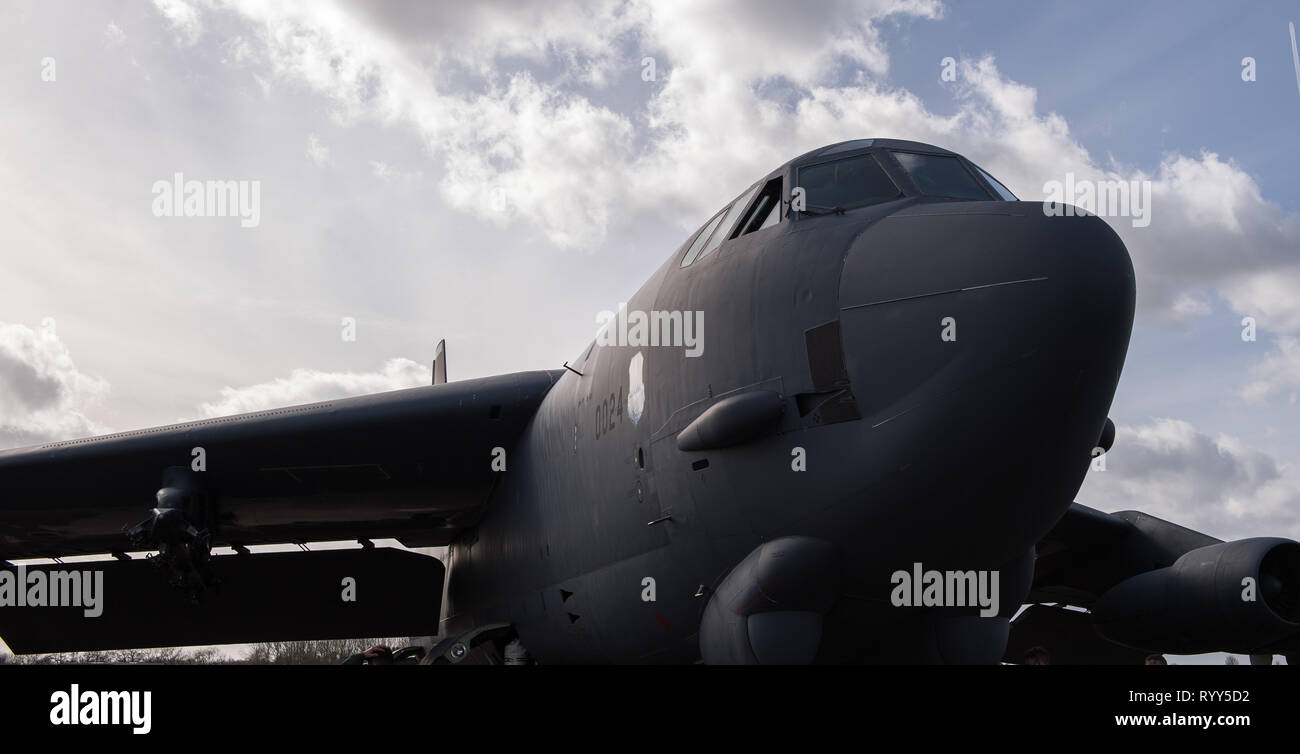 A B-52 Stratofortress bereitgestellt von Barksdale Air Force Base, La., sitzt auf dem Flug Linie an RAF Fairford, England, 14. März 2019. Die B-52 s bereitgestellt werden in Europa US-Strategic Command's Bomber Task Force (BTF). (U.S. Air Force Foto von Flieger 1. Klasse Tessa B. Corrick) Stockfoto
