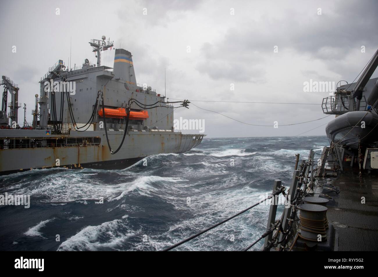 190128-N-UM 706-0036 ATLANTIK (Jan. 28, 2019) Segler der Arleigh-Burke-Klasse geführte Anti-raketen-Zerstörer USS Nitze (DDG94) in einer Auffüllung auf See (RAS) mit der Henry J. Kaiser teilnehmen-Klasse Flotte Auffüllung öler USNS Leroy Grumman (T-AO 195), 31.01.28. Nitze ist unterwegs die Durchführung von Composite Trainingsgerät Übung (COMPTUEX) mit Carrier Strike Group (CSG) 12 Die Komponenten der CSG 12 ein "Team verkörpern-von-Teams" Konzept, die moderne Oberfläche, Luft und Systeme zu erstellen und die operativen Fähigkeiten unterstützen. Dies ermöglicht Ihnen und globale Oper Verhalten vorzubereiten Stockfoto