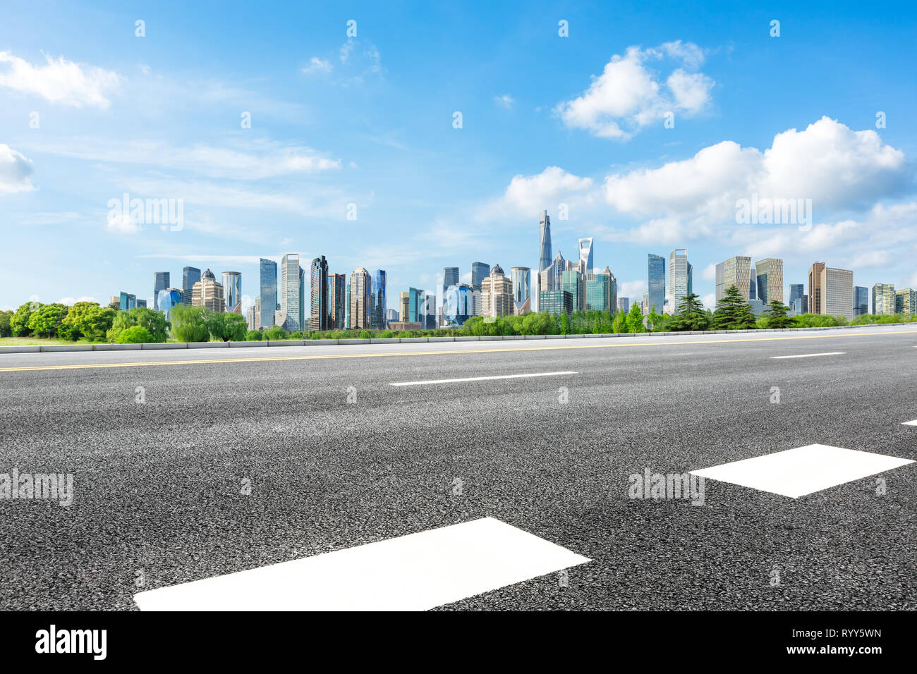 Shanghai City Skyline und das berühmte Wahrzeichen mit leeren Asphalt Stockfoto