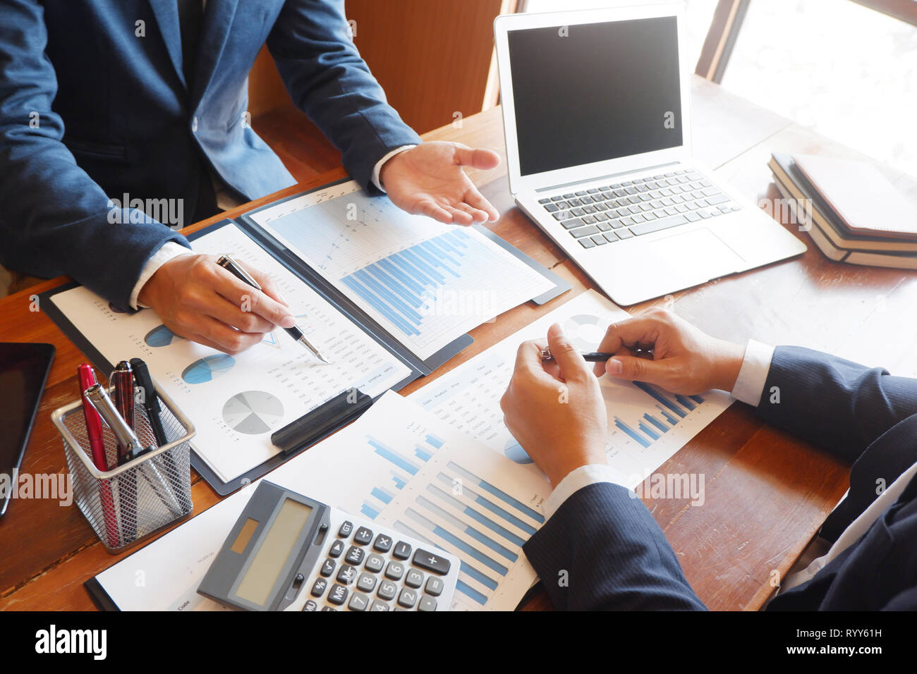 Business Consulting Geschäftsmann meeting Brainstorming Bericht Projekt analysieren Stockfoto