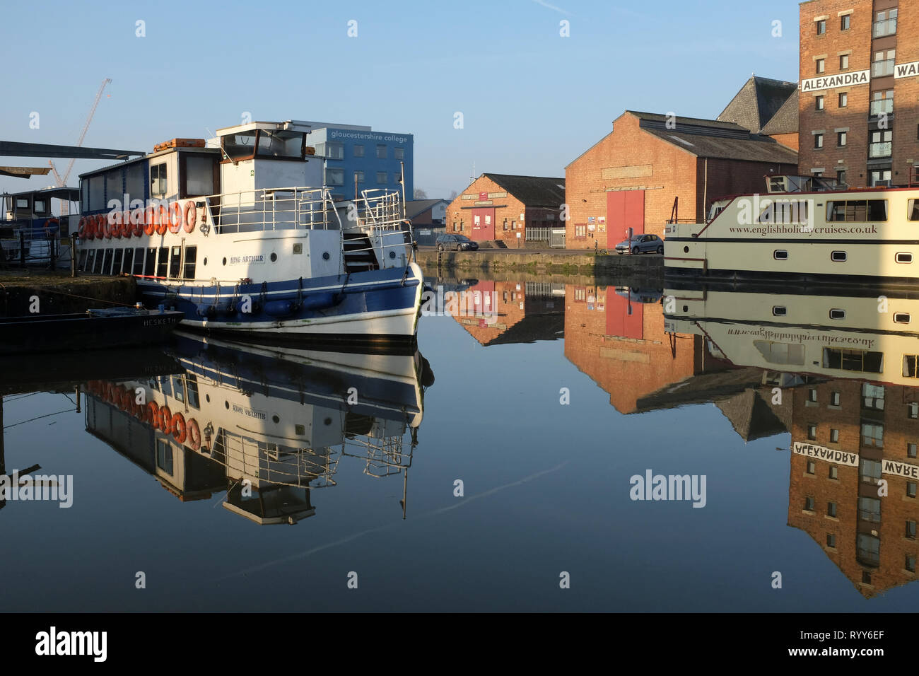 Touristische Ausflugsboote in Gloucester Docks in Brigt Sonnenlicht und ruhigen Wasser mit Reflexionen günstig Stockfoto