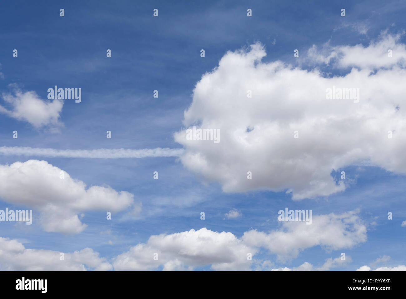 Flauschigen weißen Wolken in einem blauen Sommerhimmel. Wolke, so wie ein Fisch auf einer Linie geprägt. Stockfoto