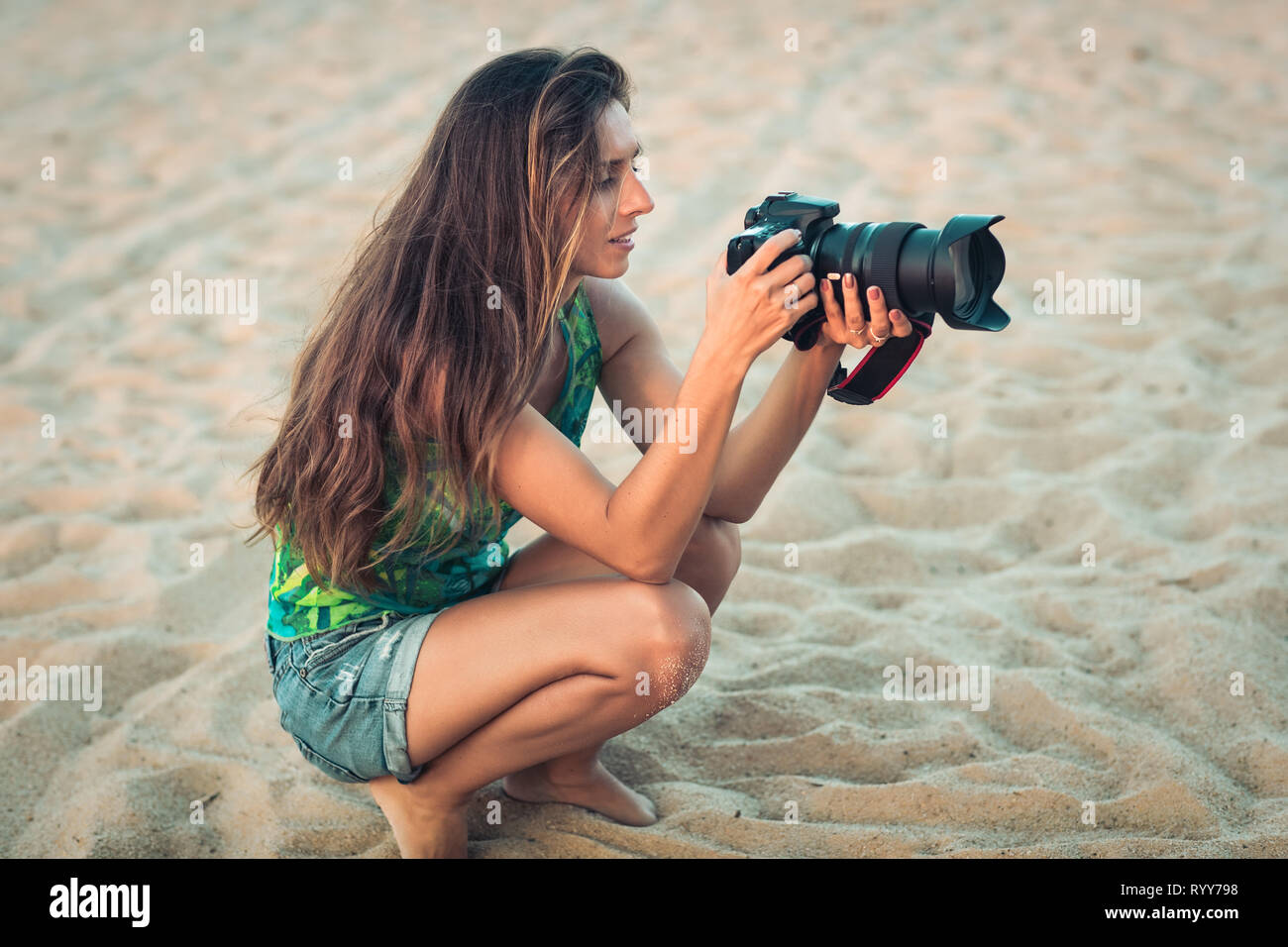 Porträt einer schönen Frau, Fotograf mit der Kamera Stockfoto