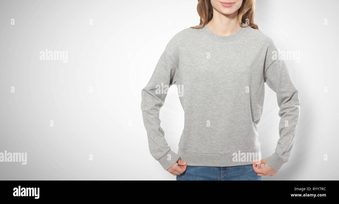 Junge Mädchen in grauen Sweatshirt, grau hoodies auf weißem Hintergrund. Mock up Stockfoto