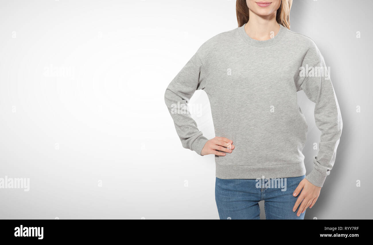 Junge Mädchen in grauen Sweatshirt, grau hoodies auf weißem Hintergrund. Mock up Stockfoto