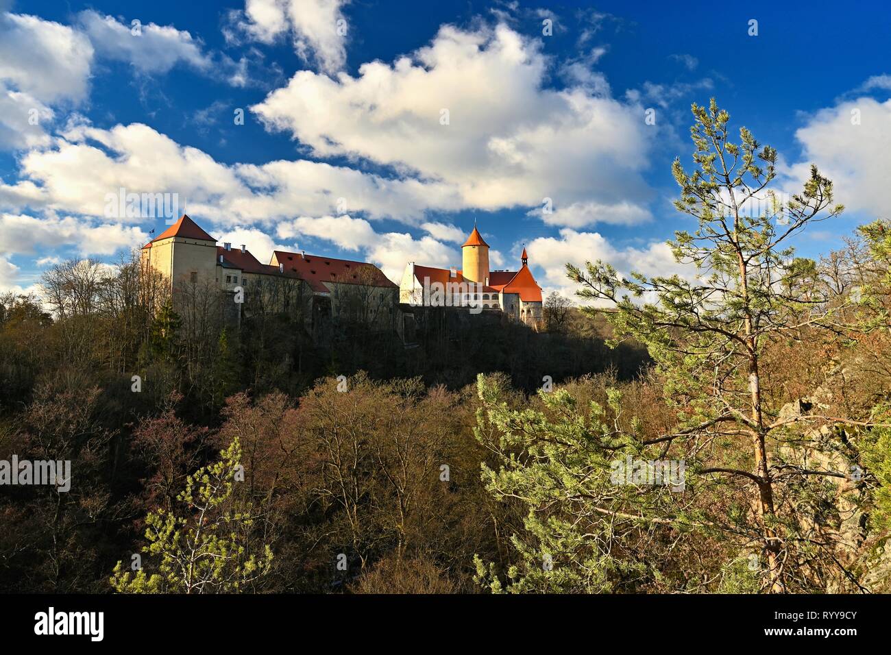Schöne gotische Burg Veveri. Die Stadt Brünn am Brünner Stausee. Südmähren - Tschechische Republik - Mitteleuropa. Stockfoto
