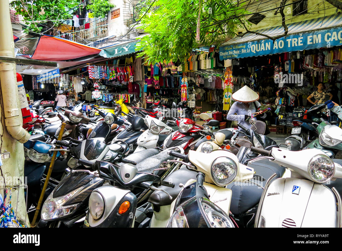 Parkplatz für Motorräder. Straße Szenen aus der Altstadt in Hanoi, Vietnam. Stockfoto