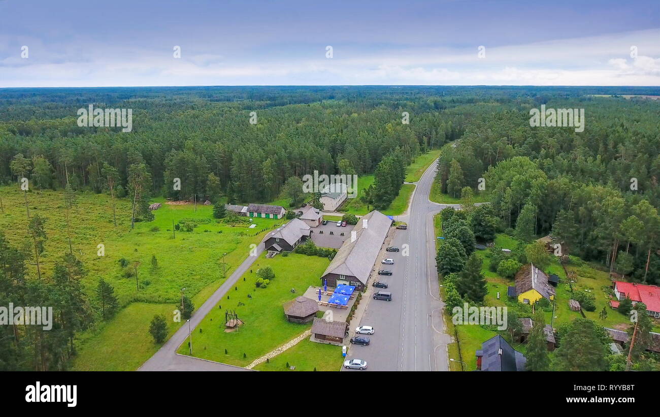 Parkplatz auf der Straße in der Mitte der Bäume in der Viitna Estland gefunden Stockfoto