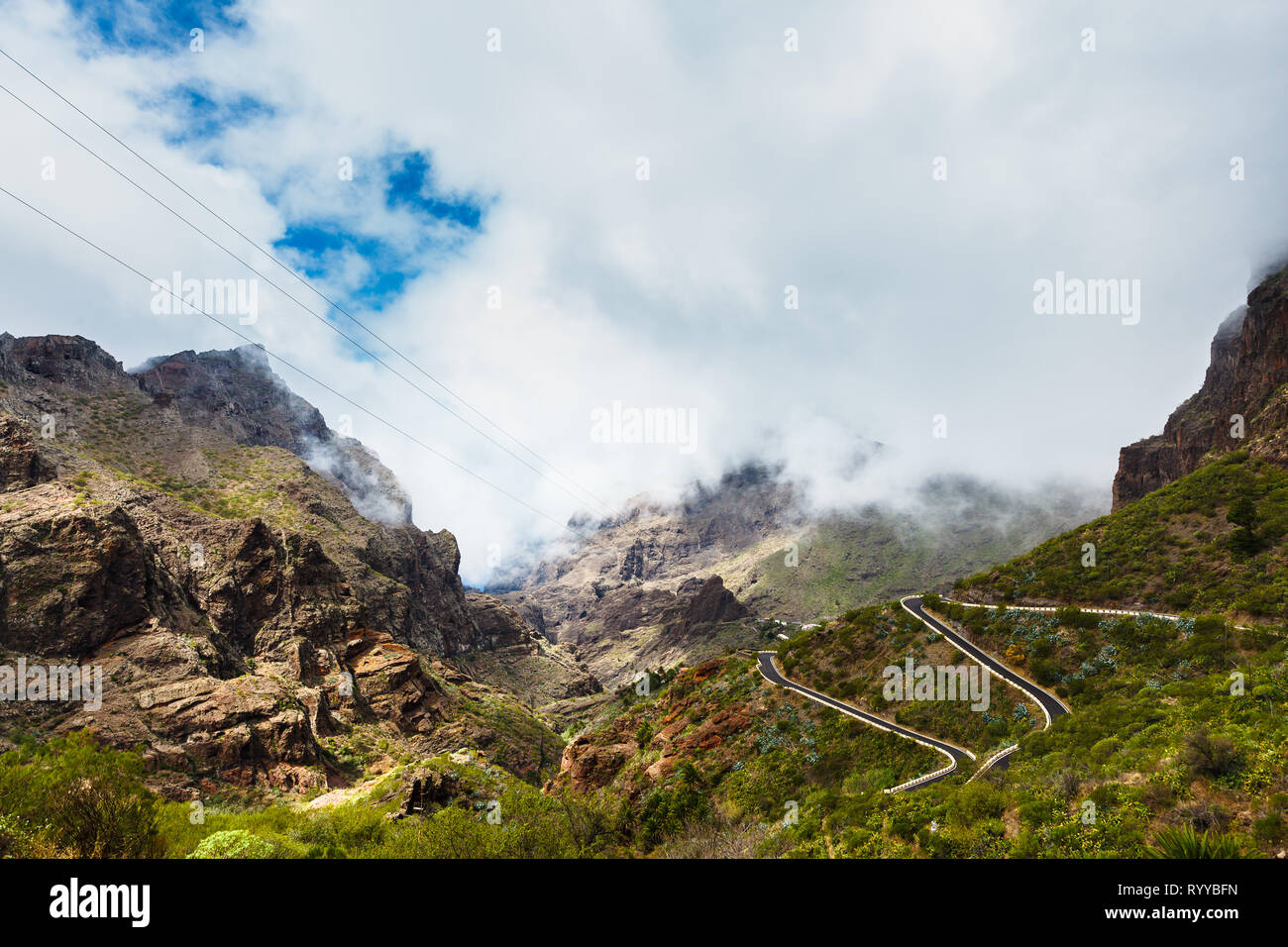 Serpentinenstraße in fabelhafte Dorf Masca Schlucht in den Bergen die meistbesuchte Touristenattraktion von Teneriffa, Spanien. Stockfoto