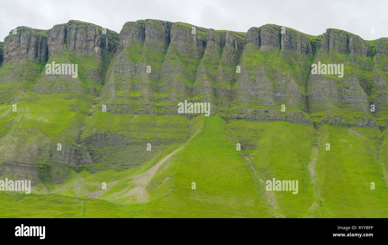Schöne Felsformationen, die als die Benbulbin in der Grafschaft Sligo Irland entfernt Stockfoto