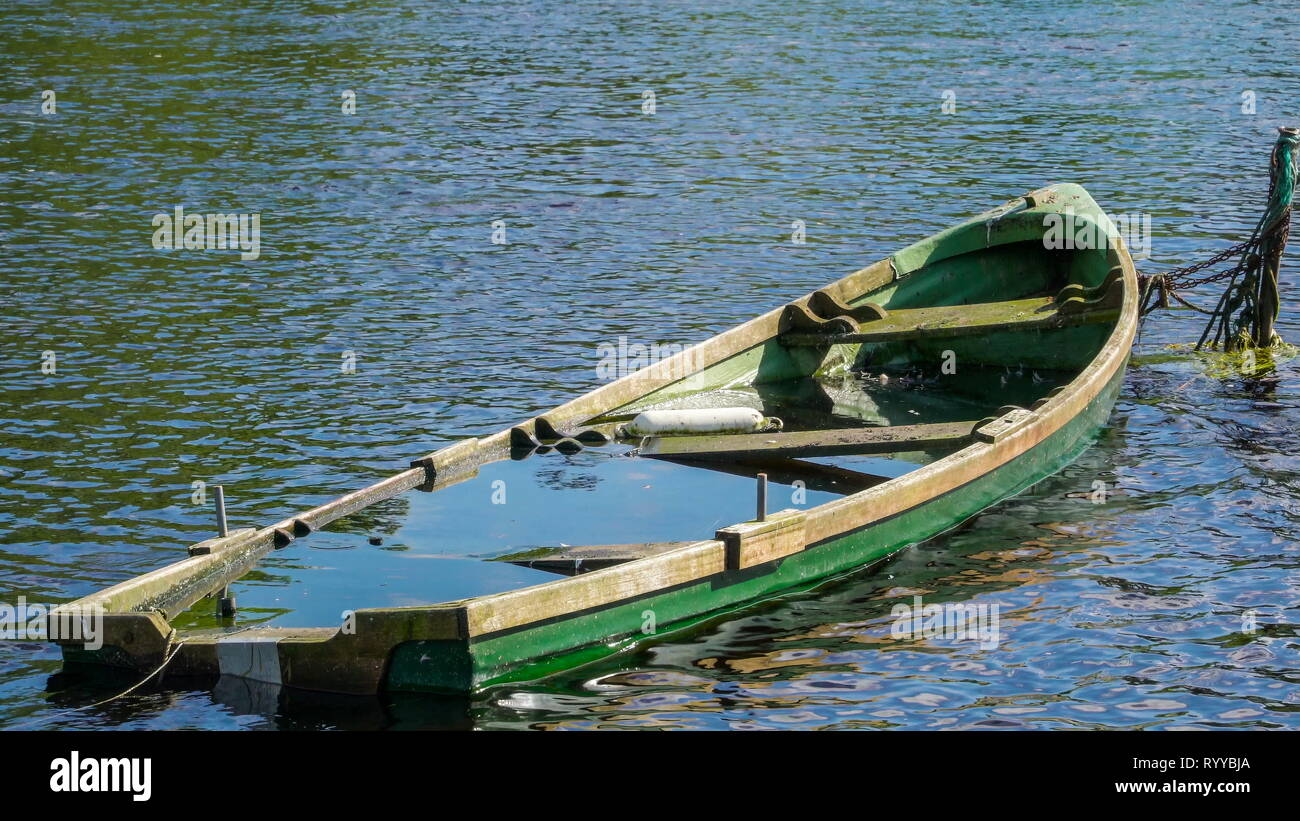 Eine gebrochene Boot auf dem Wasser im Hafen von Sligo in Irland versenkt Stockfoto