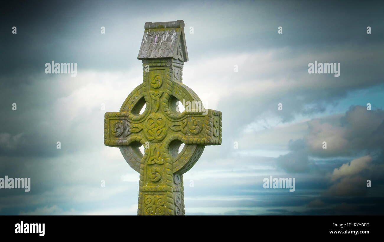 Irish High Cross außerhalb der Rock Of Cashel. Auf dem Gelände rund um das Gebäude ein umfangreiches Friedhof enthält eine Reihe von hohen Kreuze Stockfoto