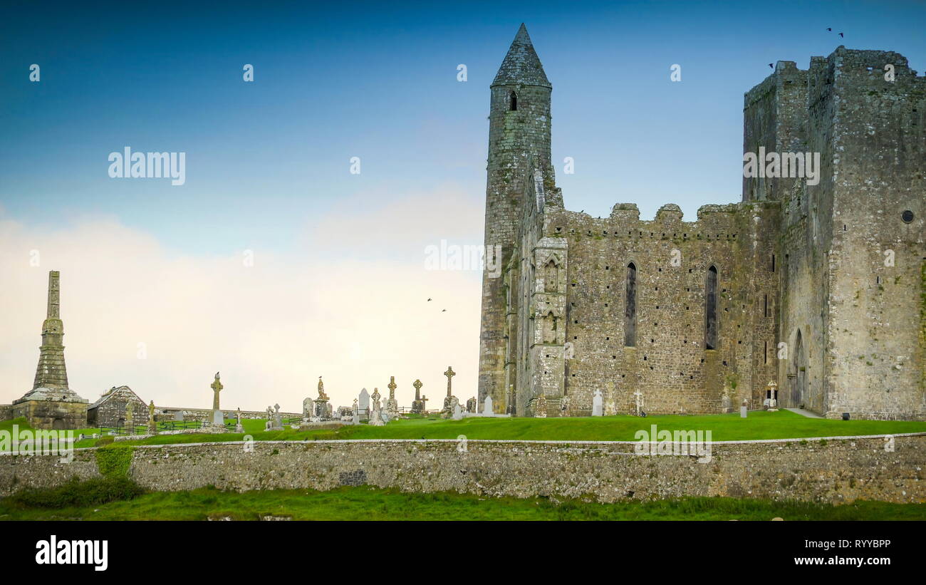 Die Außenansicht des Rock Of Cashel in Irland es ist eine grosse Rock Burg, ist eine der Sehenswürdigkeiten in Irland Stockfoto