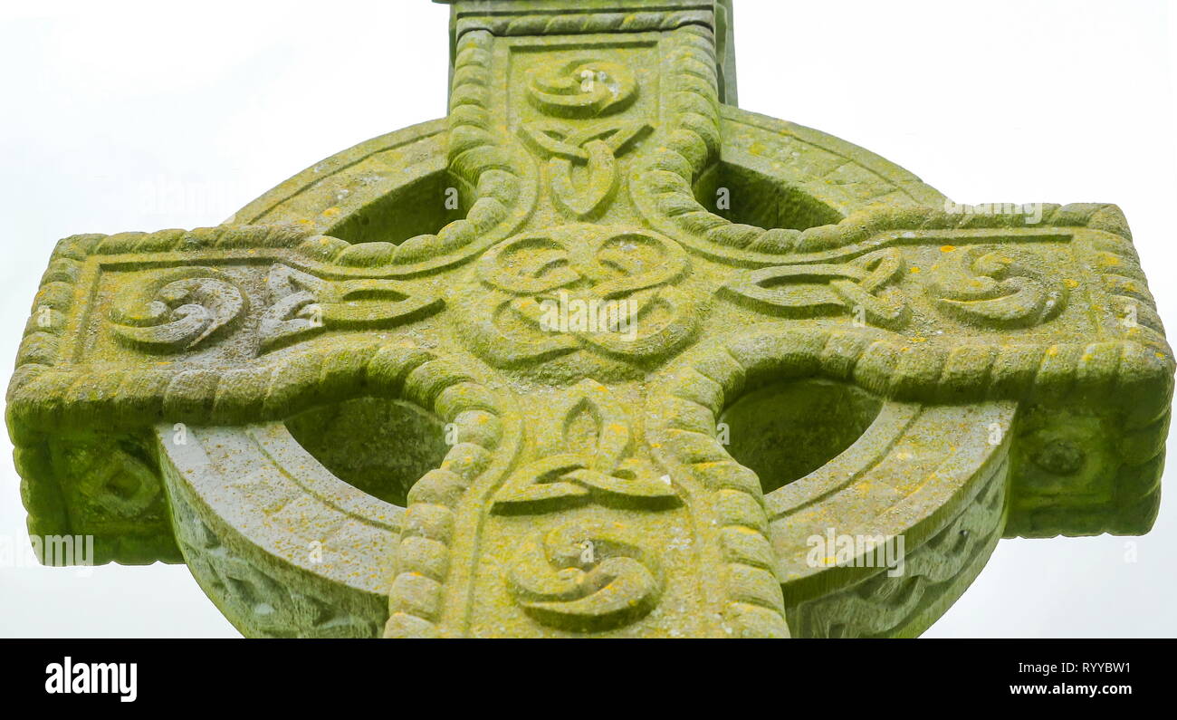 Das grüne Moos auf die hohen Kreuz in Rock Of Cashel. Der Rock Of Cashel auch als Cashel der Könige und St. Patrick bekannt s Rock ist ein historischer Ort loc Stockfoto