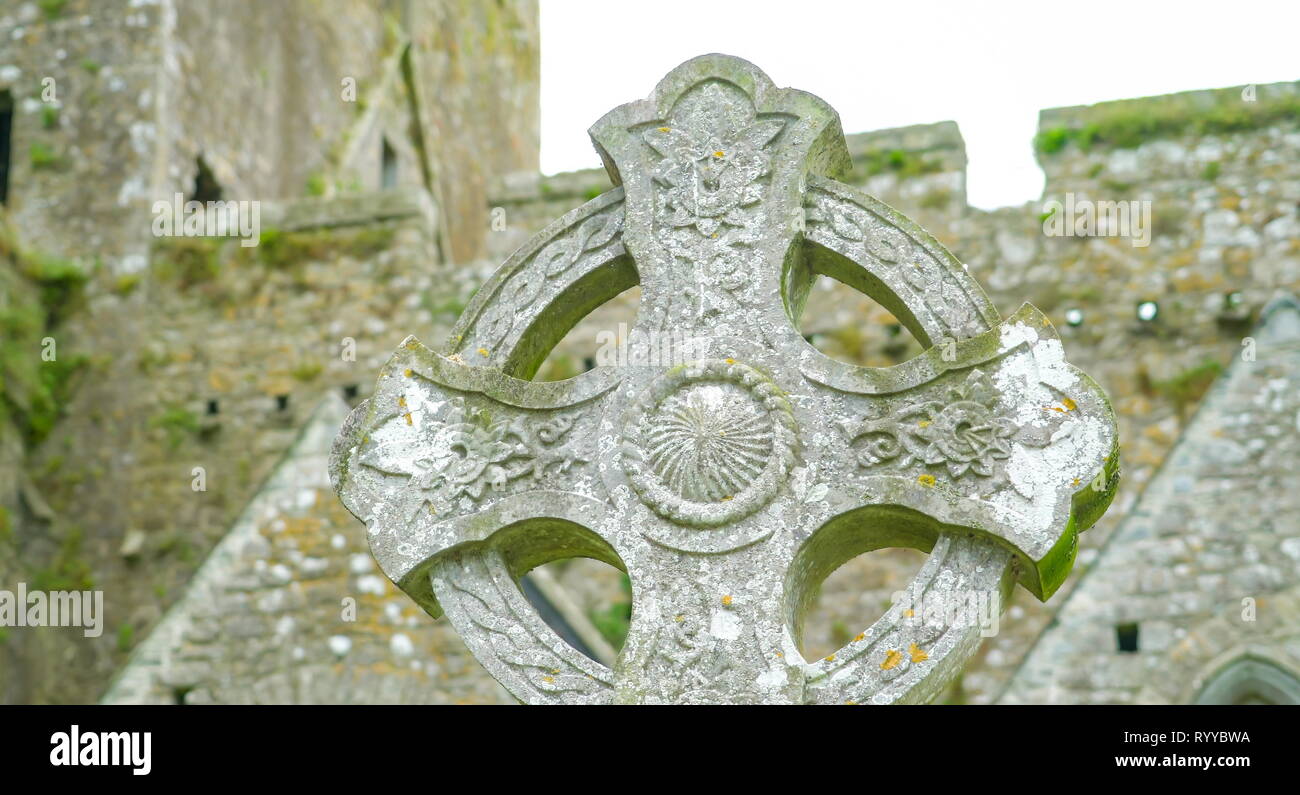 Die hohen Kreuz in der Rock Of Cashel Stonehenge. Auf dem Gelände rund um das Gebäude ein umfangreiches Friedhof enthält eine Reihe von hohen Kreuze Stockfoto