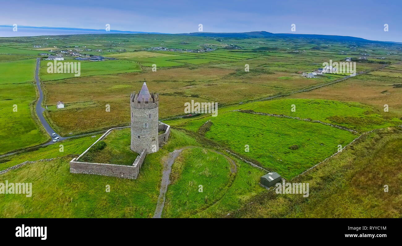 Querformat der Ballinalacken Castle in West Irland, wo es in der Mitte der grünen Felder befindet. Stockfoto