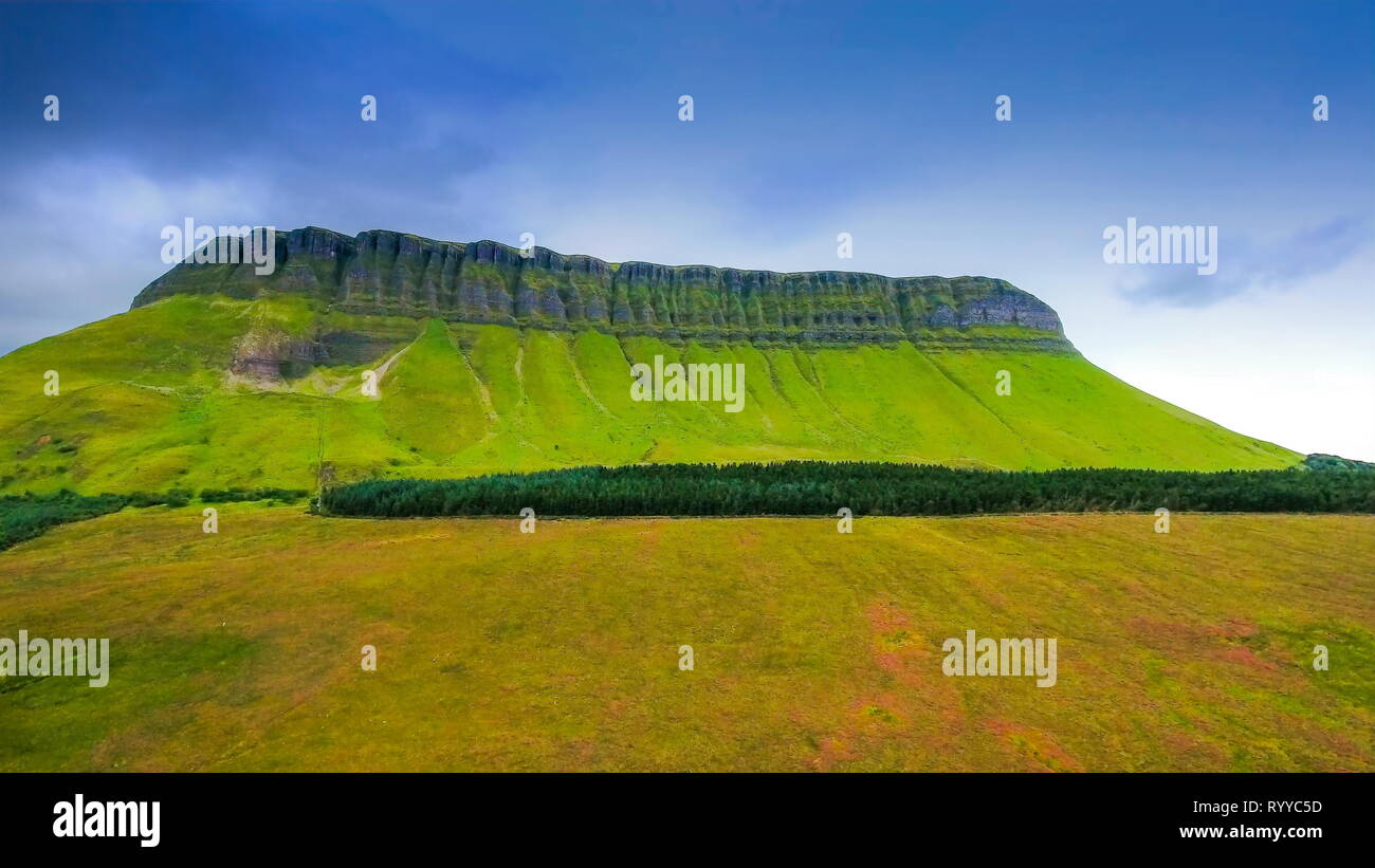 Die landschaftsansicht der Benbulbin heiligen Berg. Benbulbin manchmal buchstabiert Ben Bulben oder Benbulben ist eine große Felsformation in der Grafschaft Sligo Irela Stockfoto