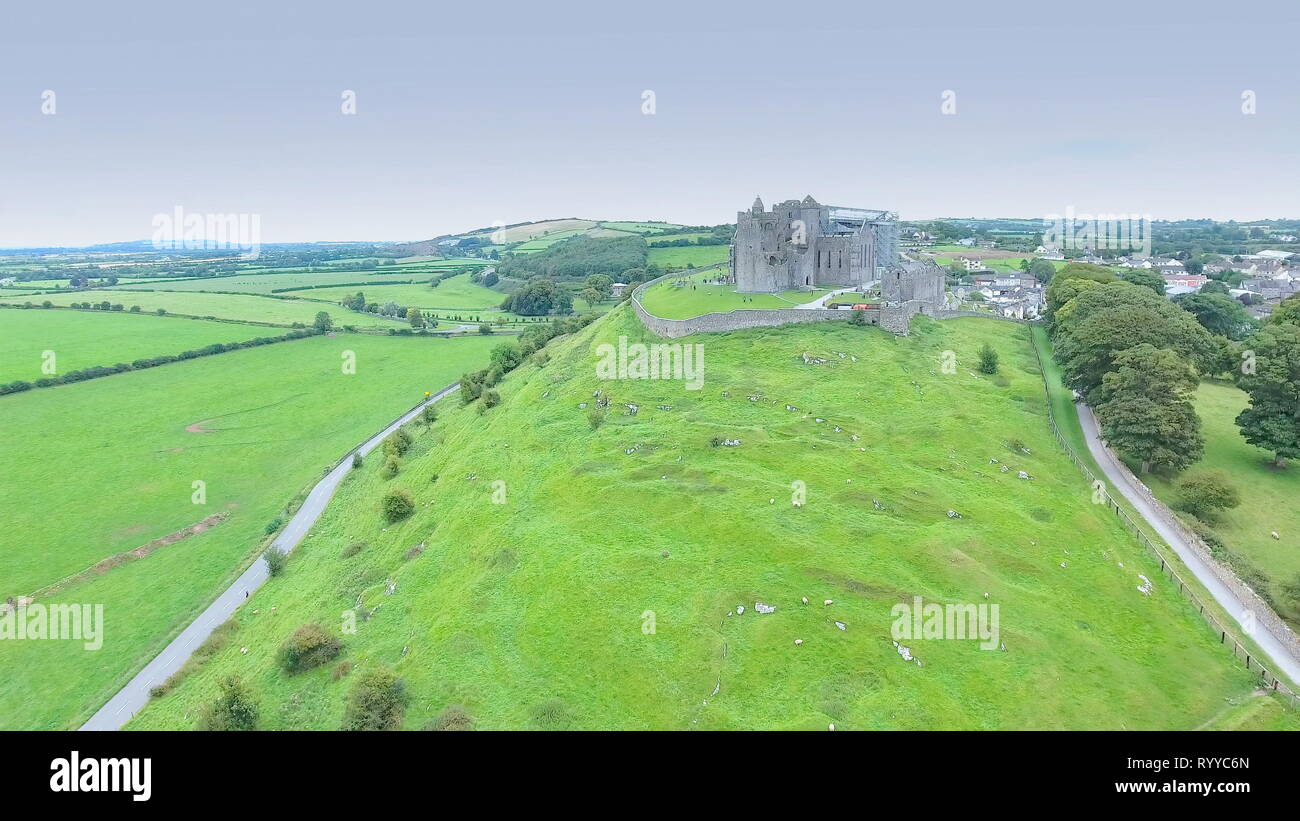 Die alten Ruinen der Rock Of Cashel Burg auf dem Hügel in der Mitte der Hügel in ein grünes Feld in Irland gefunden Stockfoto