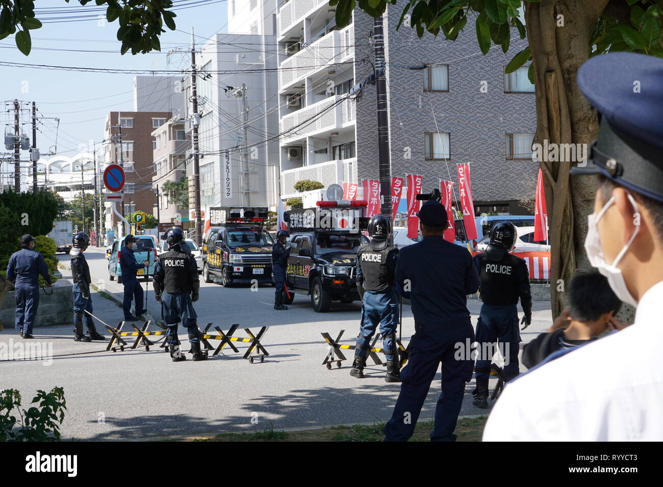 Japanische nationalistische Gruppe während der Rallye gesehen. Über zehn Tausende Bürger Kundgebung protestieren gegen neue US-Militärbasis in Henoko. Mehr als 70% der Wähler abgelehnt, neue Basis Bau in der letzten Volksabstimmung im Februar 2019. Stockfoto