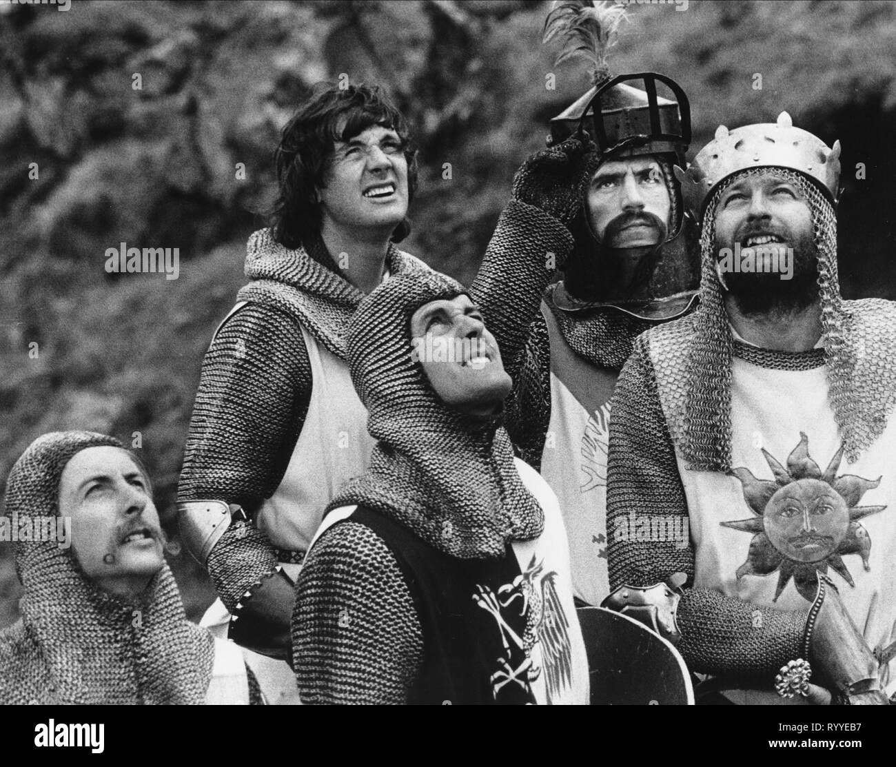 John Cleese, Michael Palin, Terry Jones, Eric Idle & Graham Chapman Film: Monty Python und der Heilige Gral (UK 1975) Zeichen (s): zweite Swallow-Savvy Guard, Dennis's Mutter, Toten Collector, King Arthur Regisseur: Terry Gilliam und Terry Jones 14 März 1975 SAF 21846 Allstar Bildarchiv/Python (MONTY) BILDER ** Warnung ** Dieses Foto ist nur für den redaktionellen Gebrauch bestimmt und unterliegen dem Copyright von Python (MONTY) PICTURES und/oder der Fotograf durch den Film oder die Produktion Firma zugewiesen und kann nur reproduziert durch Veröffentlichungen im Zusammenhang mit der Förderung der oben genannten Film. Eine obligatorische Credit Stockfoto