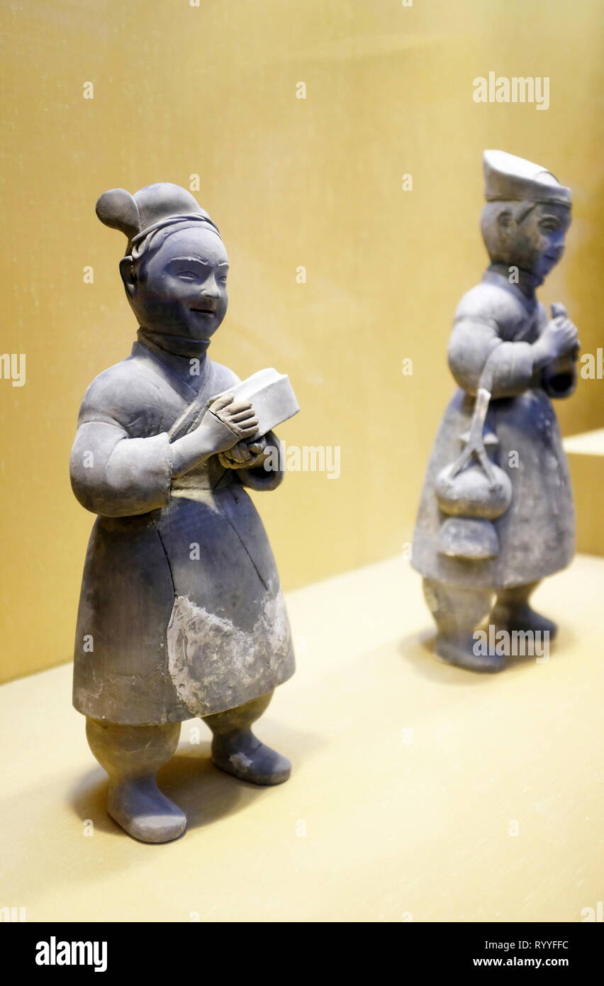 Keramische Figuren der Knechte mit Box in den Händen von Han Dynastie Anzeige in Suzhou Museum, entworfen von I.M.Pei. Suzhou, Provinz Jiangsu. China. Stockfoto