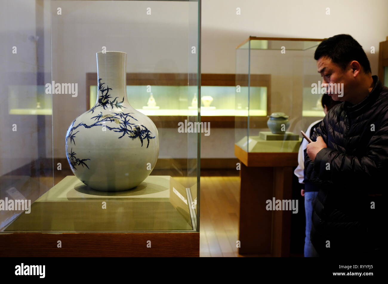 Blauen und Weißen kugelförmigen Vase mit underglazed Rot peach Design von der Qing-dynastie Anzeige in Suzhou Museum.. China Jiangsu Suzhou. Stockfoto