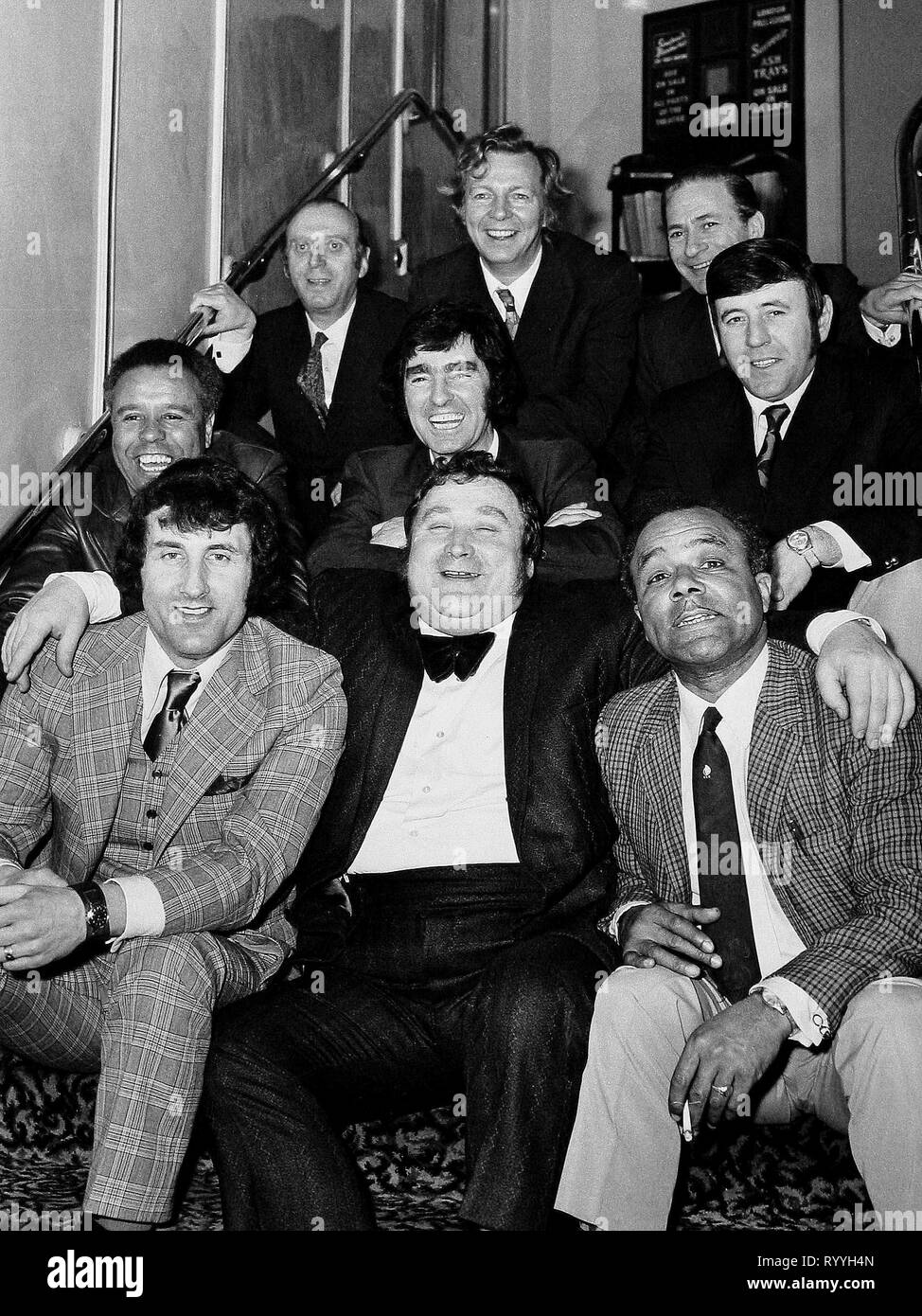 Leslie, Johnny Hamp, Louis Benjamin, Charlie Williams, Ken Goodwin, Mike Reid, Dave Butler, Bernard Manning & Josh White Fernsehen: Die komödianten (TV-Serie) Großbritannien 1971-1992, 12. Juni 1971 TA 189 Allstar Bildarchiv/Granada Television ** Warnung ** Dieses Foto ist nur für den redaktionellen Gebrauch bestimmt und unterliegen dem Copyright von Granada Television und/oder der Fotograf durch die TV- oder die Produktion Firma zugeordnet und können nur von Veröffentlichungen im Zusammenhang mit der Förderung der oben genannten TV-Programm reproduziert werden. Eine obligatorische Gutschrift zu Granada Television ist erforderlich. Der Fotograf sollte auch cred. Stockfoto