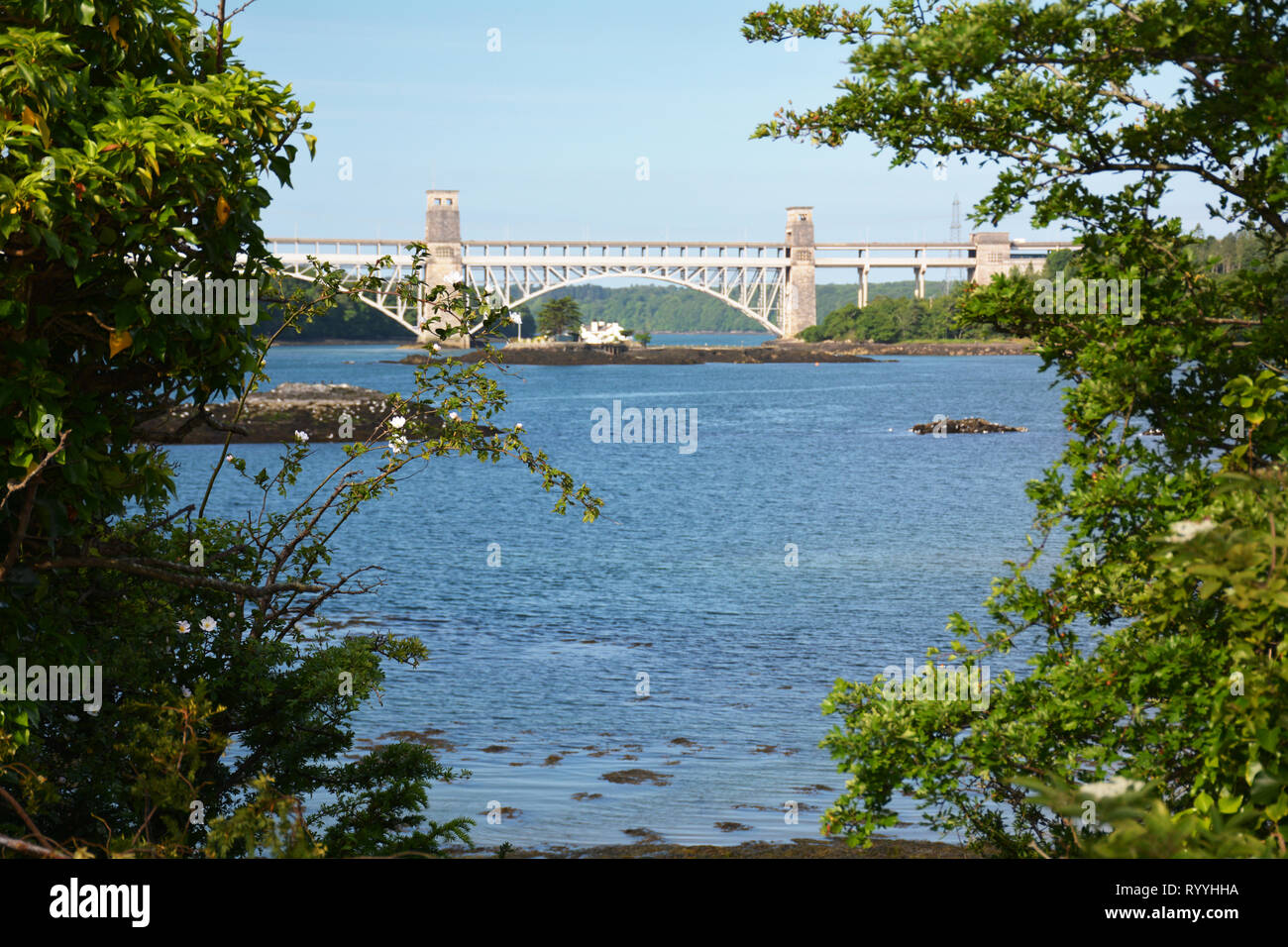 Blick über die Menai Strait in Richtung Britannia Bridge und Ynys Gorad Goch Stockfoto