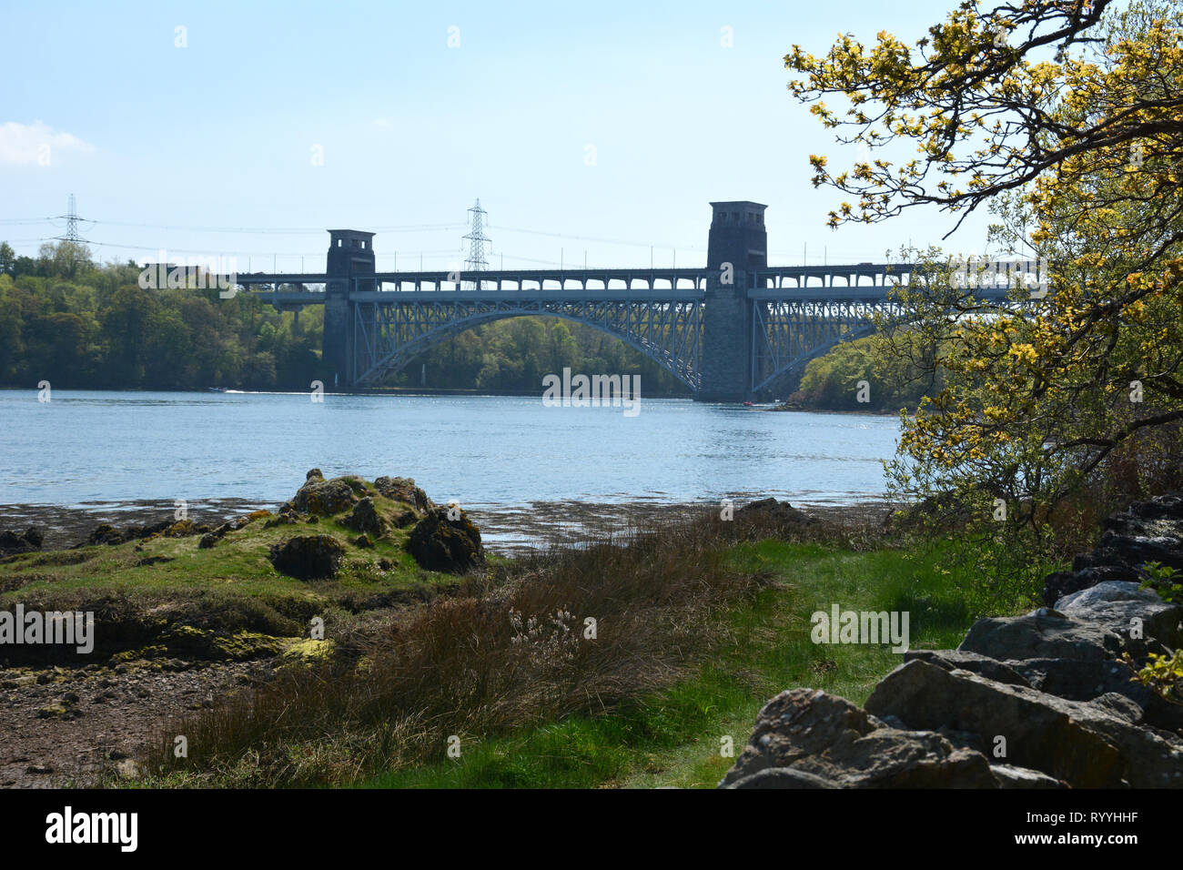 Blick über die Menai Strait in Richtung der Britannia Bridge und walisischen Festland Stockfoto