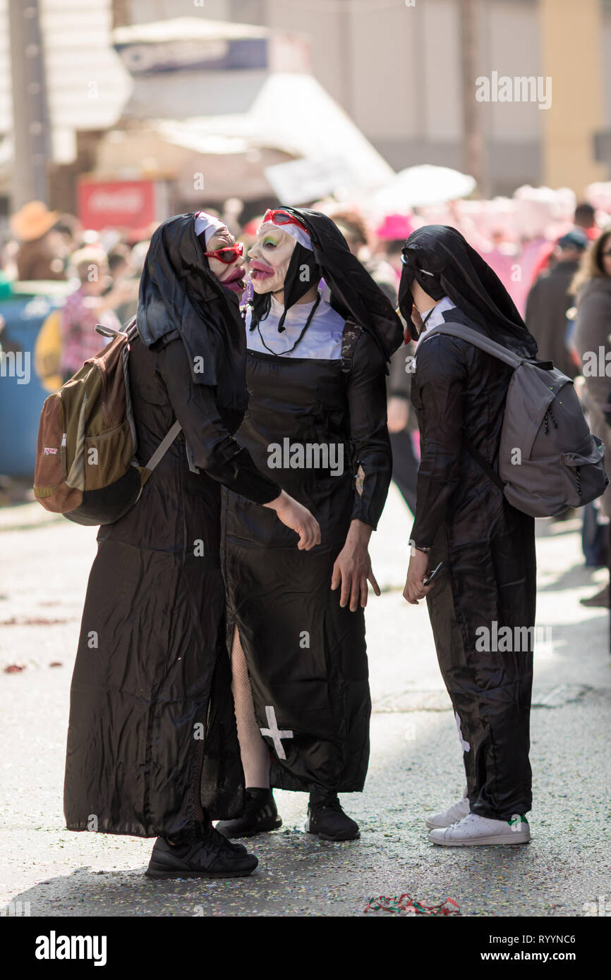 XANTHI, Griechenland - MÄRZ 10, 2019: Masquerade Teilnehmer März und haben Sie Spaß in bunten Kostümen. Kleine und große Gruppen des griechischen Volkes Parade jährlich Stockfoto