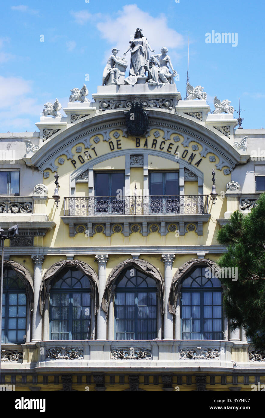 Das Port de Barcelona-Gebäude im Zentrum von Barcelona in der Nähe des Wassers. Wunderschöne Architektur Stockfoto