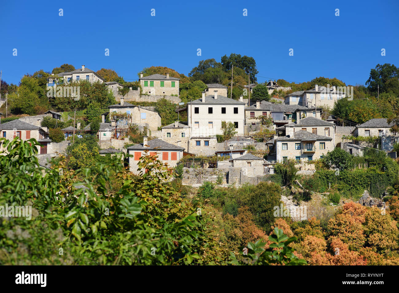 Traditionelle, aus Stein erbaute Gebäude aus Stein und Gehweg der Dorf Monodendri, Zagoria Gebiet, Region Epirus, Nord-westlichen Griechenland. Stockfoto