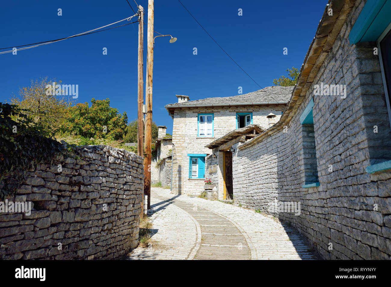 Traditionelle, aus Stein erbaute Gebäude aus Stein und Gehweg der Dorf Monodendri, Zagoria Gebiet, Region Epirus, Nord-westlichen Griechenland. Stockfoto