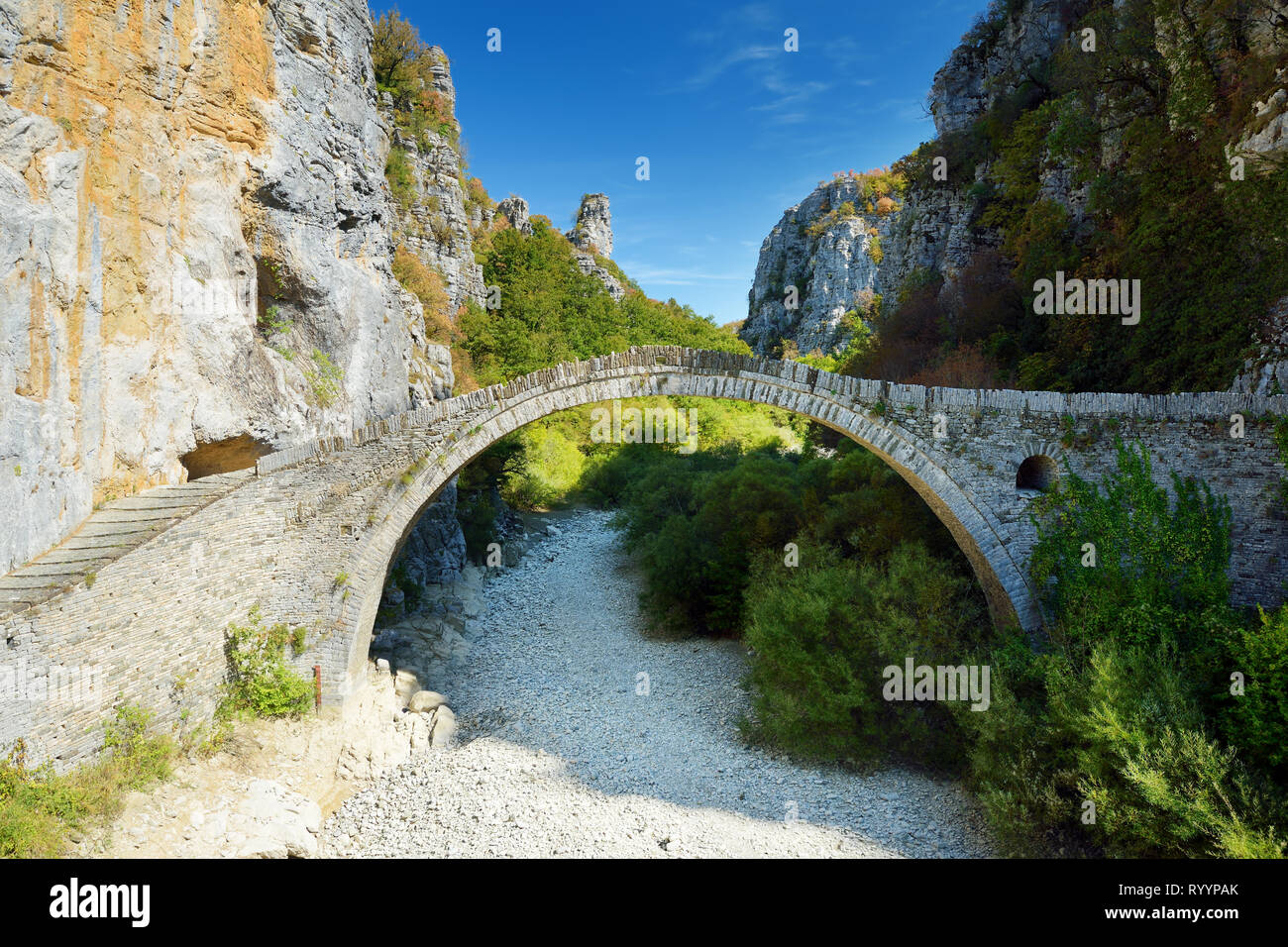 Traditionelle gewölbten Steinbrücke von Zagori Region im Norden Griechenlands. Iconic Brücken wurden vor allem im 18. und 19. Jahrhundert durch lokale Mast gebaut Stockfoto